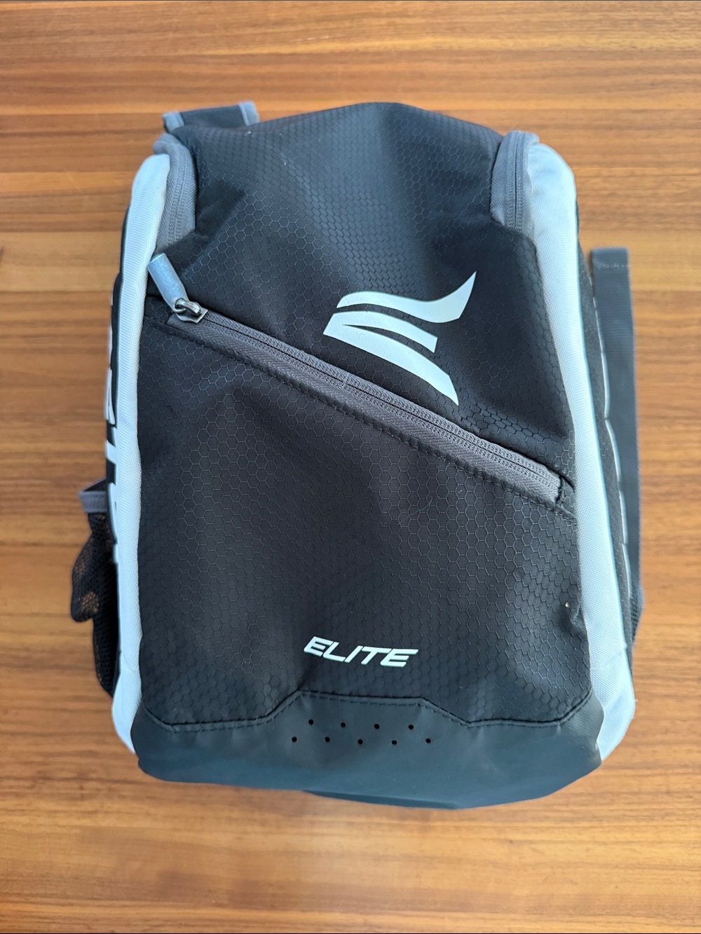 Like new Easton Elite Baseball Softball Backpack Bat Pockets Shoulder Strap